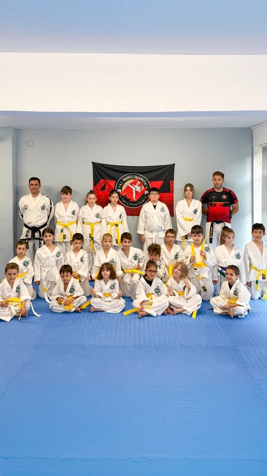 Οι αθλητές του Α.Σ Μαχητές Καλαμαριάς μέσα στο χώρο του συλλόγου, με τους προπονητές τους