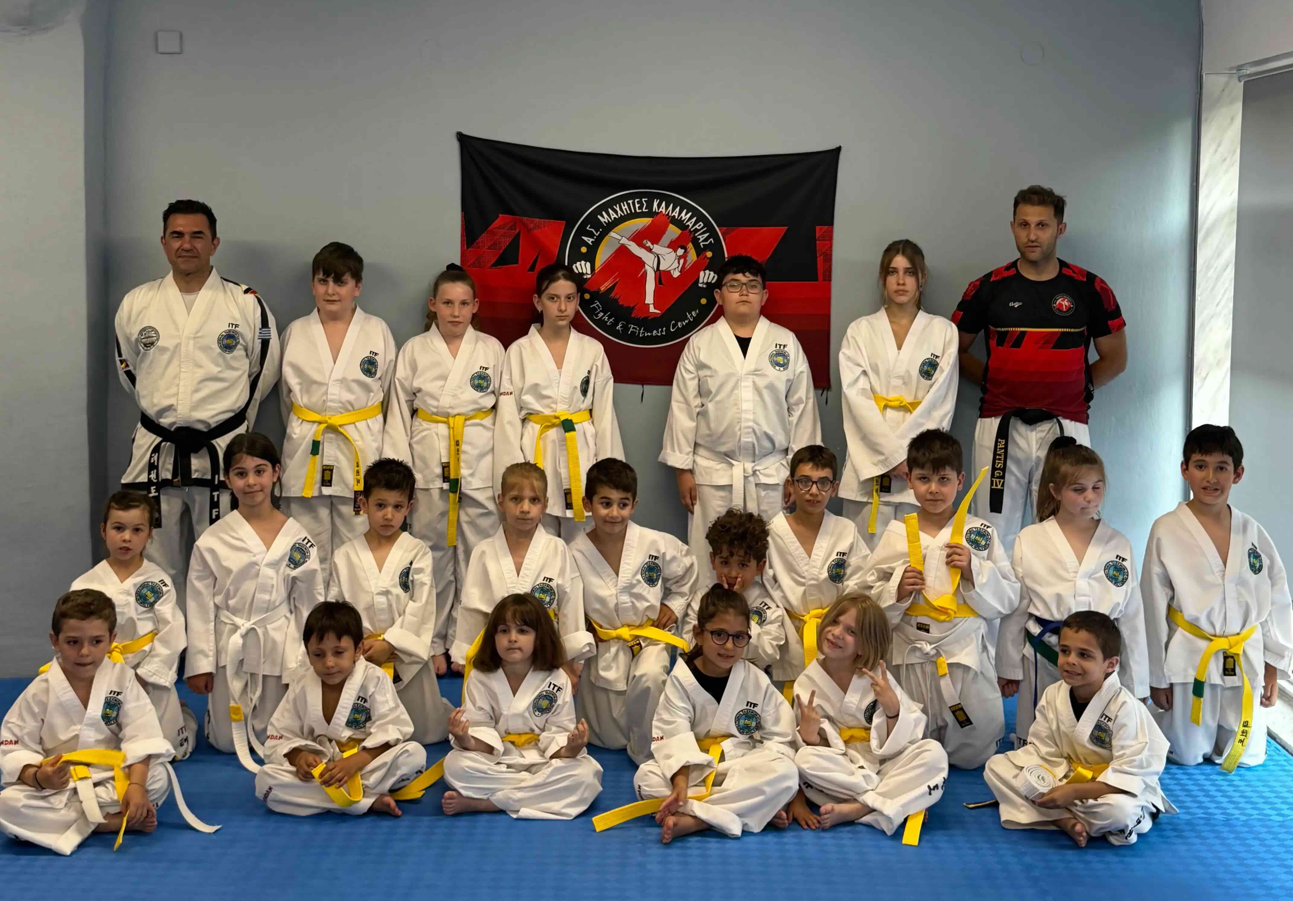 Οι αθλητές του Α.Σ Μαχητές Καλαμαριάς μέσα στο χώρο του συλλόγου, με τους προπονητές τους